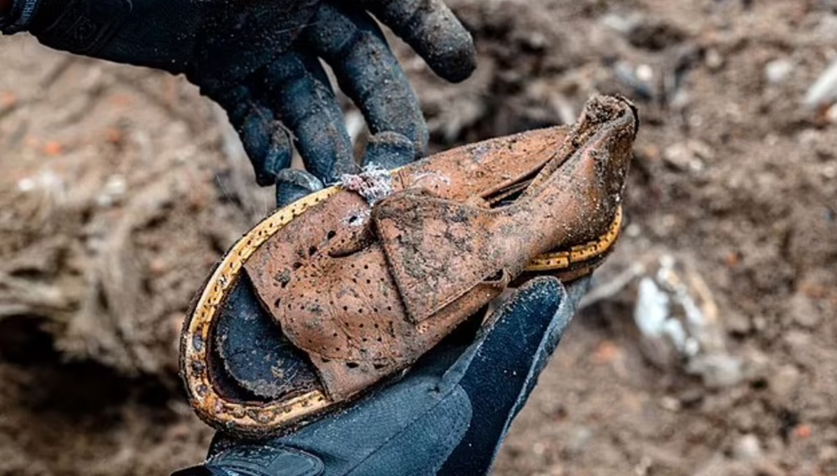 İkinci Dünya Savaşı’nda 80 bini aşkın Yahudi’nin öldüğü bölge ilk kez kazıldı: Küçük kızın ayakkabısı yaşanan acıyı gözler önüne serdi