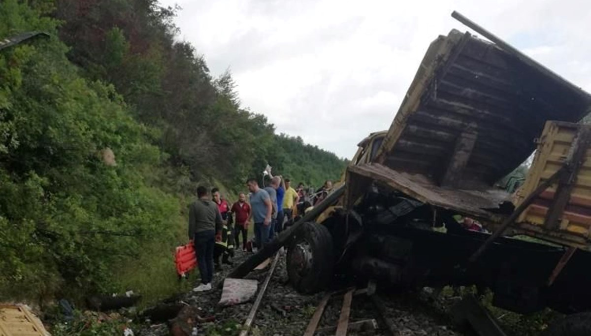 Zonguldak’ta kamyon tren yoluna devrildi: 2 ölü, 2 yaralı
