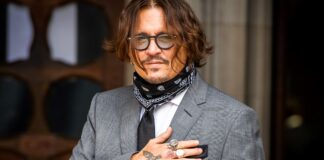 Johnny Depp çizdiği resimlerden milyon dolarlar kazandı