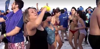 Şili’de binlerce kişi buz gibi suya daldı