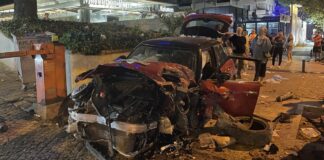Bağdat Caddesi’nde otomobil duvara çarptı: 3 yaralı