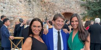 Hülya Avşar ve Kaya Çilingiroğlu kızları Zehra ile poz verdi