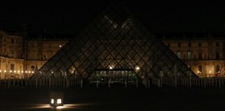 Louvre Müzesi piramidi enerji tasarrufu için erken karartıldı