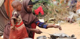 Somali’de hükümete yardımları saklıyor suçlaması