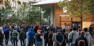 Yeni iPhone’lar için kuyruğa girdiler