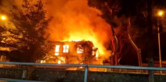 İzmir’de yangın: İki katlı ahşap bina kül oldu