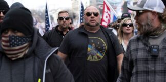 Komplo teorisyenine ağır ceza: Alex Jones 965 milyon dolar ödeyecek