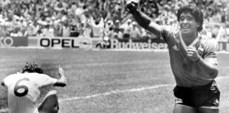 Maradona’nın eliyle attığı golü görmeyen hakem topu satıyor