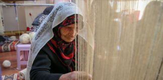 Dokuma kursunun 85 yaşındaki kursiyeri hem öğreniyor hem öğretiyor