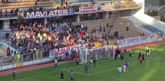 File koptu taraftarlar sahaya düştü: 6 yaralı