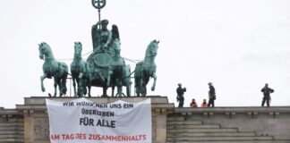 İklim aktivistleri Berlin’in sembolik Brandenburg Kapısı’nda gösteri yaptı