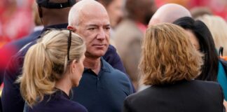 Jeff Bezos’tan şarkıcı Dolly Parton’a 100 milyon dolar