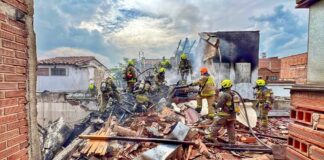 Kolombiya’da uçak evlerin üzerine düştü: 8 ölü