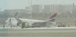 Uçak itfaiye aracına çarptı: 2 ölü