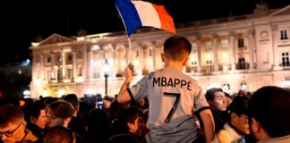 Fransa Milli Takımı’nı Paris’te yaklaşık 50 bin taraftar karşıladı