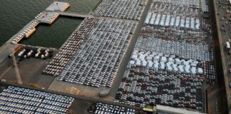 Zam korkusu talepleri artırdı: Otomobiller gemideyken satıldı