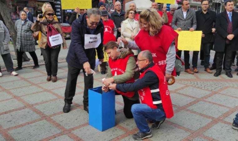 Edirne’de emekliler fatura yaktı: ‘Bizleri enflasyona ezdiren siyasi iradeye boyun eğmiyoruz!’