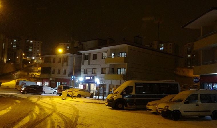 İran’da meydana gelen 5,8 büyüklüğündeki depremde 2 kişi öldü, 664 kişi yaralandı