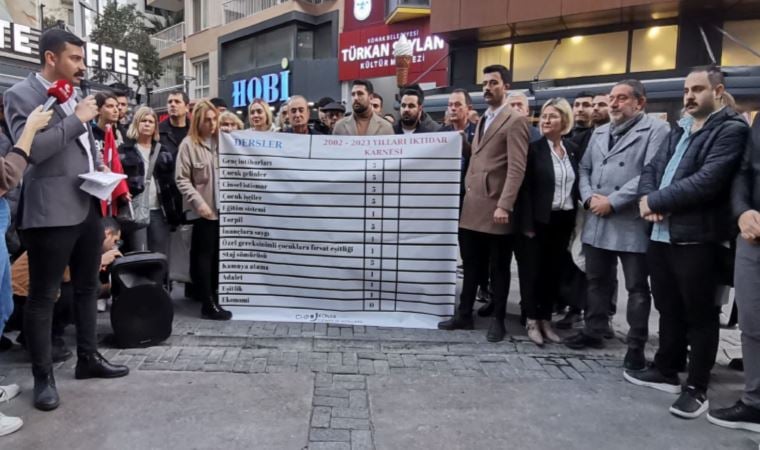 İzmir’de CHP’li gençler hükümete karne verdi: ‘İktidar bu sene de sınıfta kaldı’