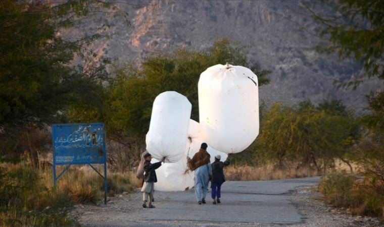Tarladan konuta poşetle doğal gaz taşıyorlar