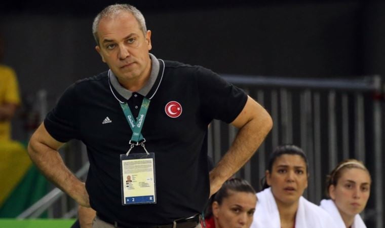 Başantrenör Ekrem Memnun’dan şampiyonluk topu bağışı
