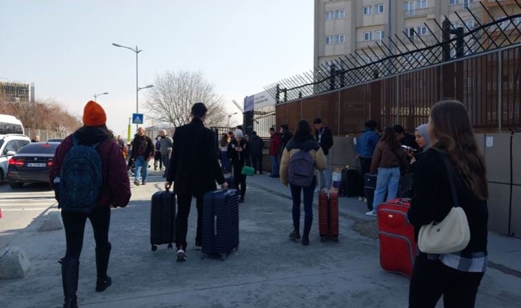 Depremzedelerin KYK yurtlarına yerleştirileceğinin açıklanmasıyla öğrencilerin eşyaları çöp poşetlerine dolduruldu