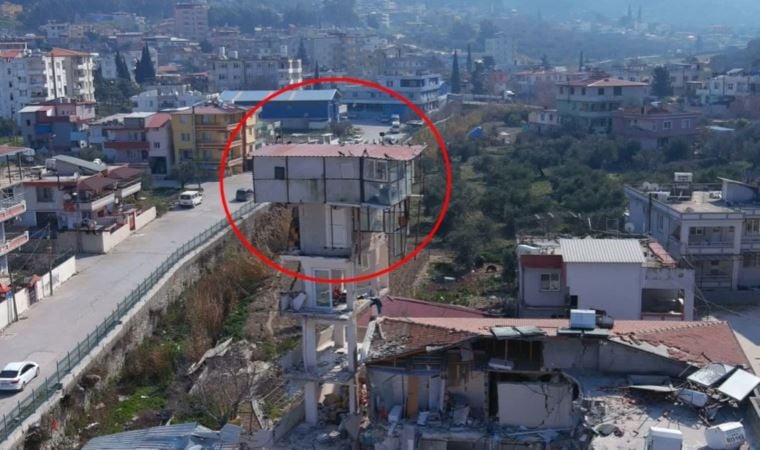Görenleri şaşırttı: Yarısı çöken binanın üstündeki ‘güvercin evi’ ayakta kaldı