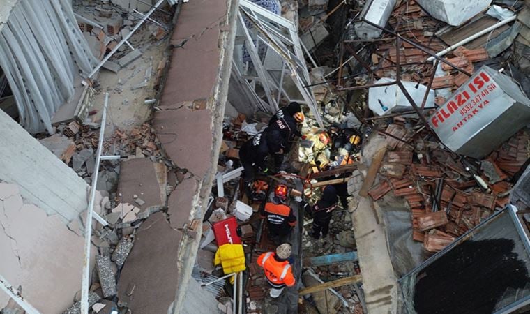 Hatay’da yaşanan 6.4’lük depremin ardından enkaz alanı günün ilk ışıklarıyla havadan görüntülendi
