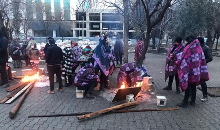 Kahramanmaraş merkezli büyük deprem… Enkaz bölgesinde ateş başında sabahladılar