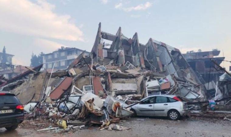 Sivas’tan deprem bölgesine giden ekipler Malatya’da baba ve oğlunu enkazdan kurtardı