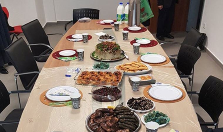 Tez sunumlarına getirilen ‘yemek verme’ koşulu öğrencileri bezdirdi
