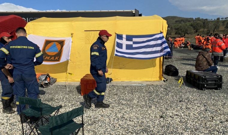 Yunanistan, Türkiye’ye insani yardım taşıyan beş uçak gönderiyor