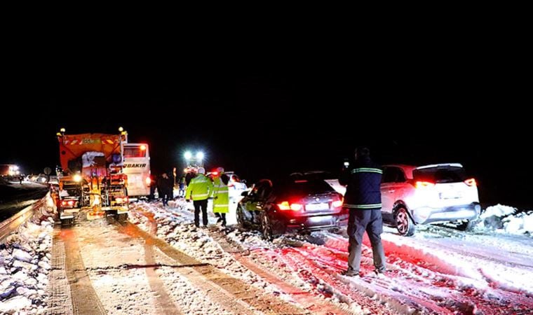 Kar ve tipi nedeniyle kapanan Bayburt-Erzurum kara yolu ulaşıma açıldı