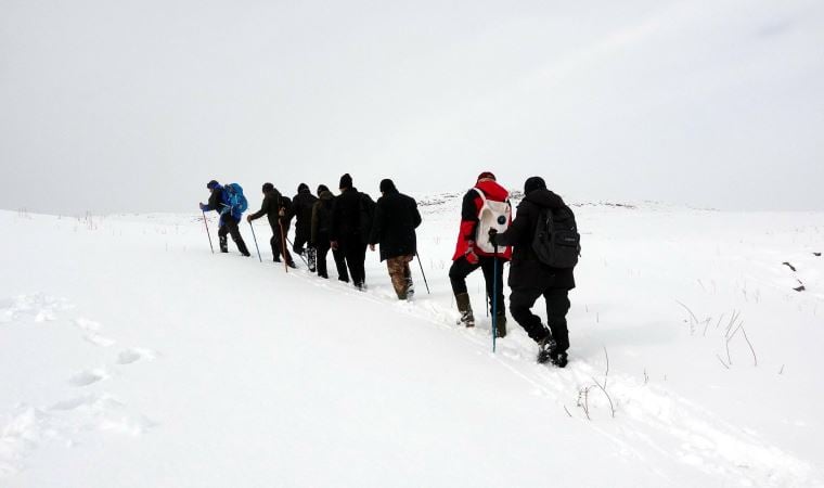 Kuraklığa dikkat çekmek için, Zernaki Tepe’ye tırmanıp pankart açtılar