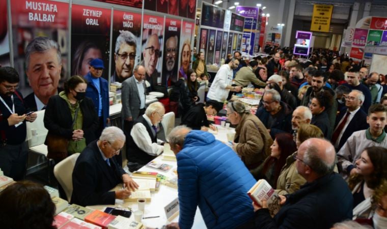 TÜYAP İzmir Kitap Fuarı’nda Cumhuriyet gazetesi yazarları okuyucularıyla bir araya geldi