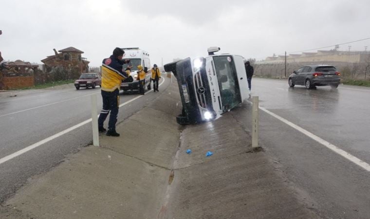 Uşak’ta işçi servisi devrildi: 9 yaralı