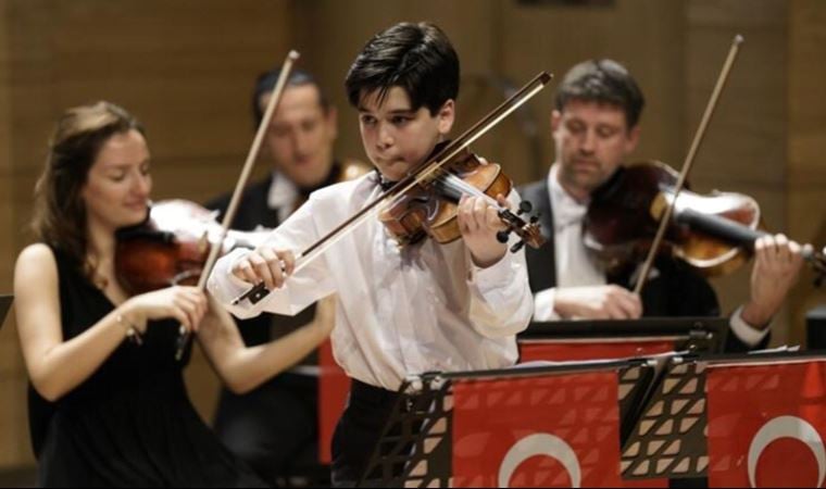 12 yaşındaki şef Atahan Dinç, Cumhurbaşkanlığı Senfoni Orkestrası’nı yönetti