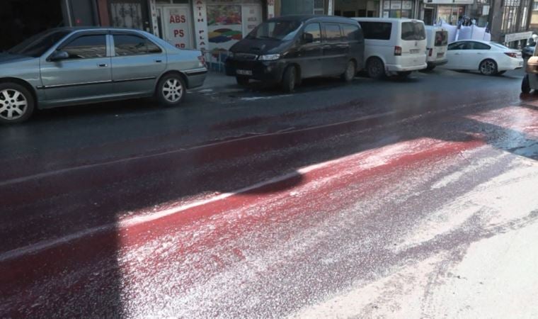 Bayrampaşa’da ‘kırmızı sıvı’ endişesi: ‘Çöpe bir kişi kova bıraktı, ondan sonra kötü bir koku yayıldı’