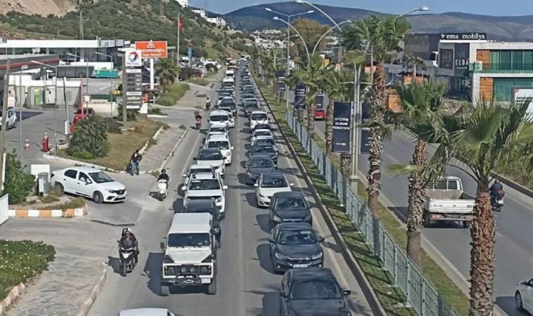 Muğla’da bayram hareketliliği! Metrelerce araç kuyruğu oluştu