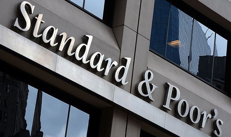 Standard Poor’s İngiltere’nin kredi notu görünümünü negatiften durağana çevirdi