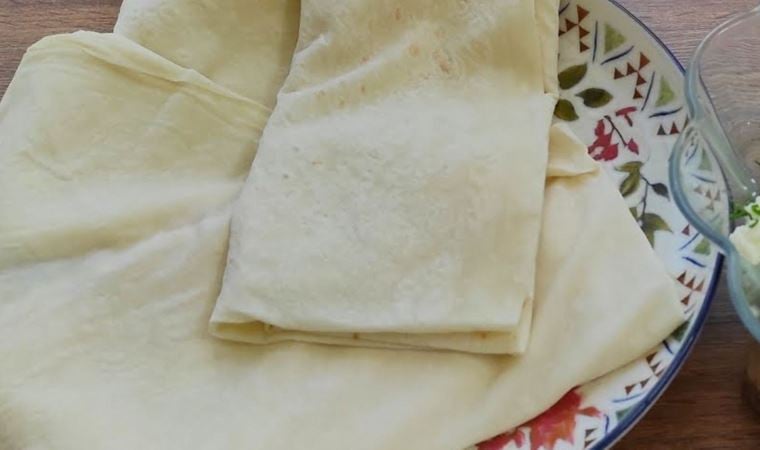 Yufka açma derdi yok.. Sahur için hazırlanan en hızlı börek.. Tarifi de basit..