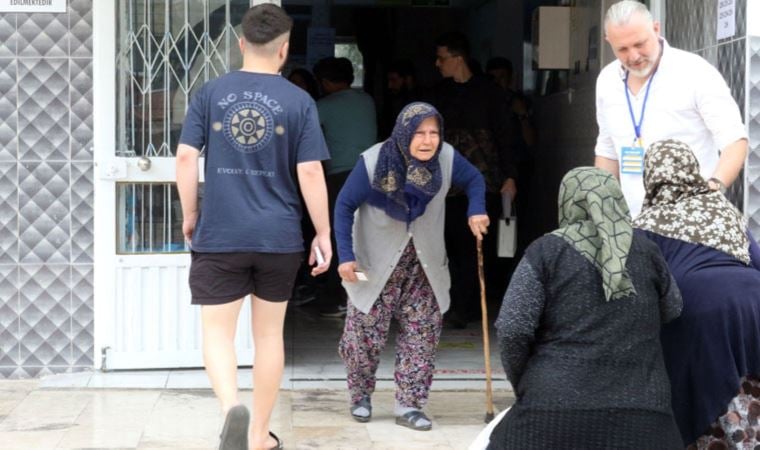 Antalya’da oy kullanma yoğun katılımla başladı