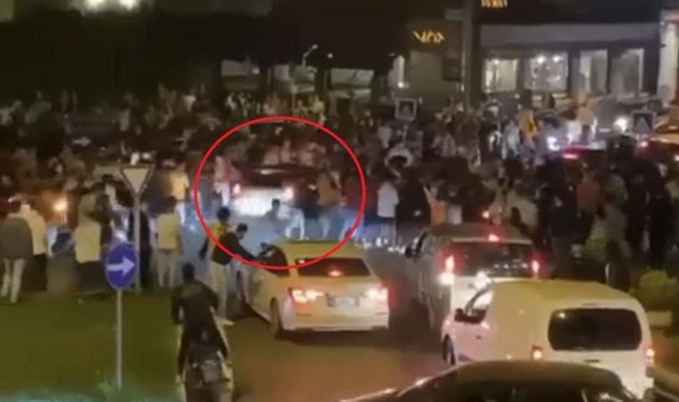 Bursa’da otomobil kutlama yapan Galatasaray taraftarlarının arasına daldı: 2 yaralı