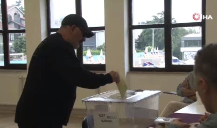 Cem Yılmaz İstanbul’da oyunu kullandı