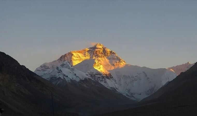 Çinli araştırma ekibi, Everest Dağı’nın zirvesine ulaştı