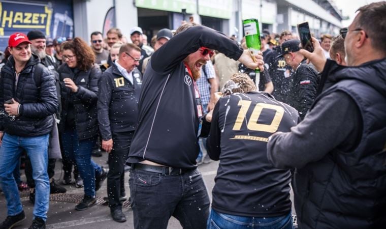 Emir Aşarı Nürburgring 24 Saat’i kazandı
