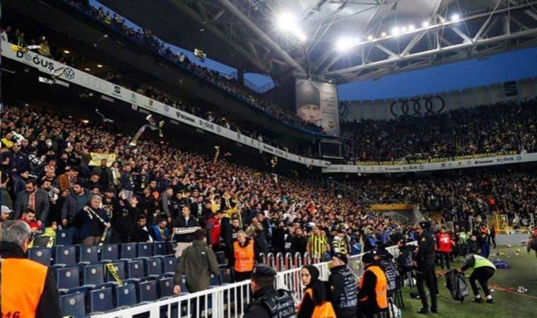 Fenerbahçe tribünlerinde ‘Yönetim istifa’ sesleri!