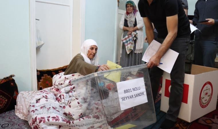 Hasta ve engelliler ‘seyyar sandık’ ile oylarını kullandı