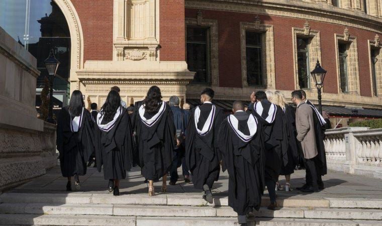 İngiltere’ye yüksek lisans için gelen yabancı öğrenciler ailelerini getiremeyecek