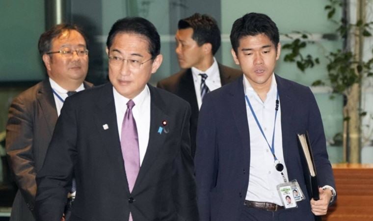 Japonya’da babasının resmi konutunda parti veren Kişida kovulacak